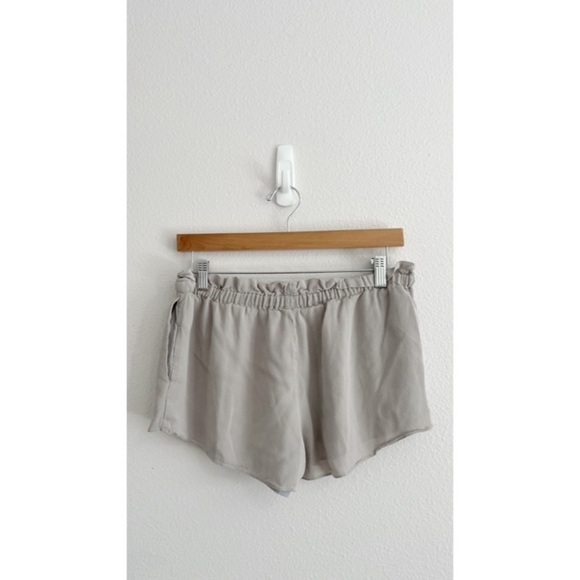 Wilfred Aritzia Drawstring Montrouge Crepe Shorts in Gray M - Picture 3 of 10